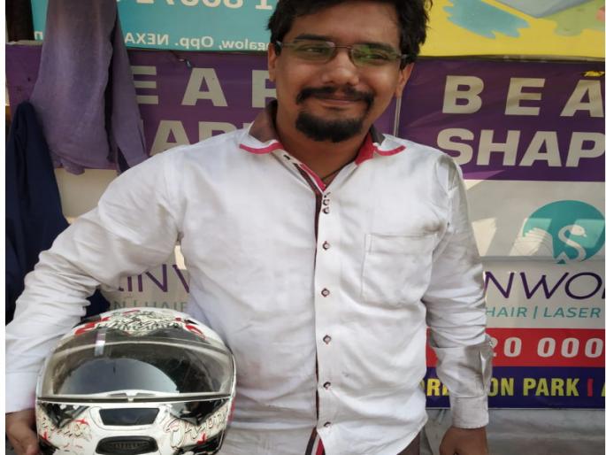 after accident he is safe because of helmet | केवळ हेल्मेट हाेते म्हणून ताे वाचला after accident he is safe because of helmet | केवळ हेल्मेट हाेते म्हणून ताे वाचला