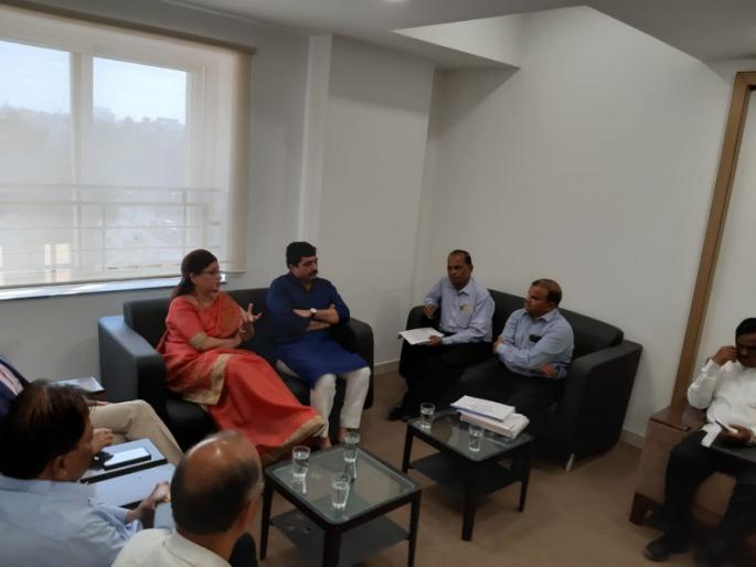 meeting of mayor with irrigation officers | पुण्याच्या पाण्यावर महापाैरांची जलसंपदा अधिकाऱ्यांसाेबत बैठक