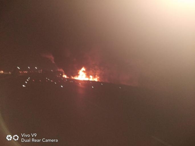 An accident with a chemical filled tanker at Talassi; Burst explosive tankers | तलासरी येथे रसायनाने भरलेल्या टँकरचा अपघात; स्फोटाने टँकर भस्मसात An accident with a chemical filled tanker at Talassi; Burst explosive tankers | तलासरी येथे रसायनाने भरलेल्या टँकरचा अपघात; स्फोटाने टँकर भस्मसात