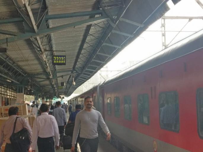 central railway Rajdhani Express came early as schedule | मध्य रेल्वेच्या राजधानीने कमाल केली...13 मिनिटे लवकर आली central railway Rajdhani Express came early as schedule | मध्य रेल्वेच्या राजधानीने कमाल केली...13 मिनिटे लवकर आली