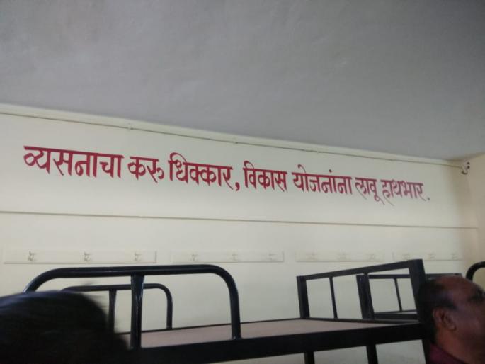 the person written thought must be modi supporter says ravate | सुविचार लिहीणारा माेदी समर्थक दिसताे ; रावतेंचा टाेला the person written thought must be modi supporter says ravate | सुविचार लिहीणारा माेदी समर्थक दिसताे ; रावतेंचा टाेला