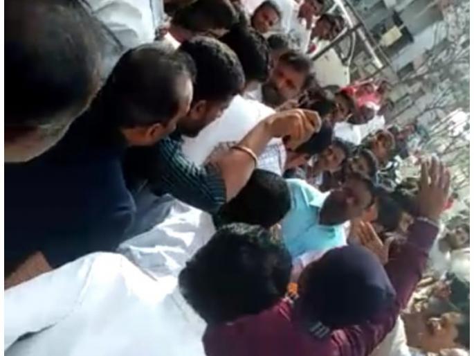 Gharkul colonial controversy; Stress due to slogans | घरकुल वसाहतीत वादंग ; घोषणाबाजीमुळे तणाव