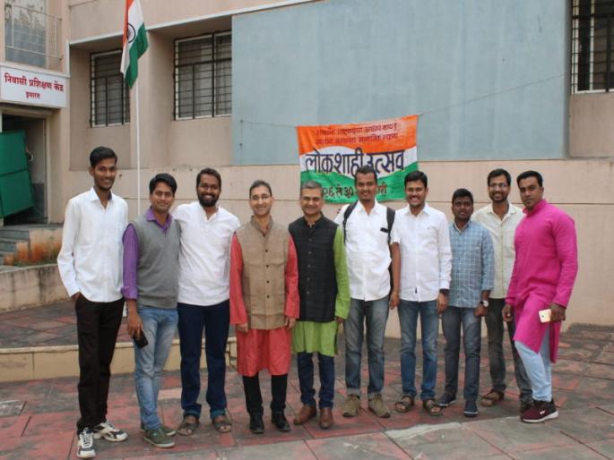 flag hosting with the hands of gay couple ; progressive step in pune | समलिंगी जाेडप्याच्या हस्ते ध्वजाराेहण ; पुण्यातील पुराेगामी पाऊल flag hosting with the hands of gay couple ; progressive step in pune | समलिंगी जाेडप्याच्या हस्ते ध्वजाराेहण ; पुण्यातील पुराेगामी पाऊल