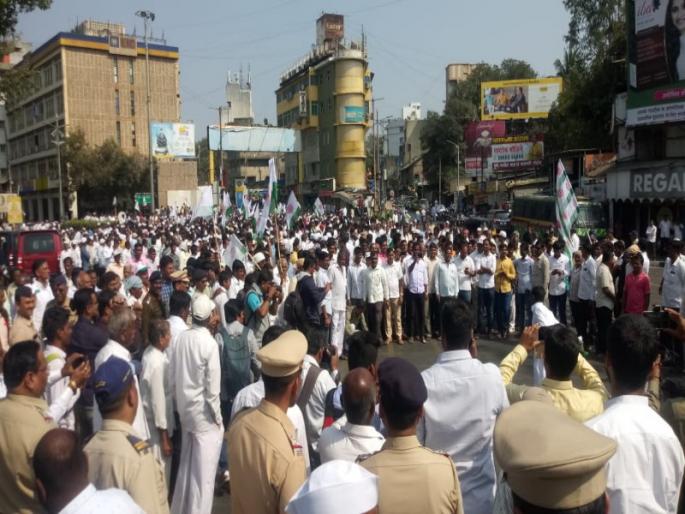 agitation of swabhimani shetkari sanghatna for sugar cane FRP | ऊसाच्या एफआरपीसाठी स्वाभिमानी शेतकरी संघटनेचा माेर्चा agitation of swabhimani shetkari sanghatna for sugar cane FRP | ऊसाच्या एफआरपीसाठी स्वाभिमानी शेतकरी संघटनेचा माेर्चा