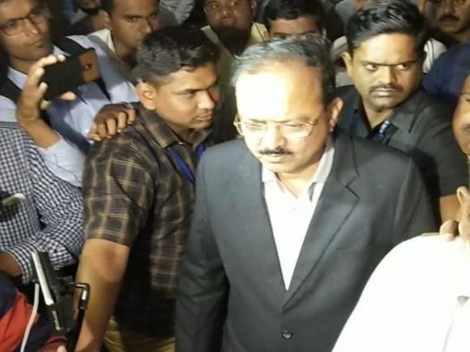 Anna hajare left central state minister Bhamare's meeting | अण्णा हजारे उपोषणावर ठाम; भामरेंसोबतची चर्चा अर्ध्यावरच सोडली Anna hajare left central state minister Bhamare's meeting | अण्णा हजारे उपोषणावर ठाम; भामरेंसोबतची चर्चा अर्ध्यावरच सोडली
