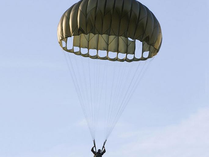 Ghansali type: The woman who came down from parachute but only good | घणसोलीतील प्रकार : पॅराशूटमधून उतरलेल्या महिलेचे गूढ मात्र कायम Ghansali type: The woman who came down from parachute but only good | घणसोलीतील प्रकार : पॅराशूटमधून उतरलेल्या महिलेचे गूढ मात्र कायम
