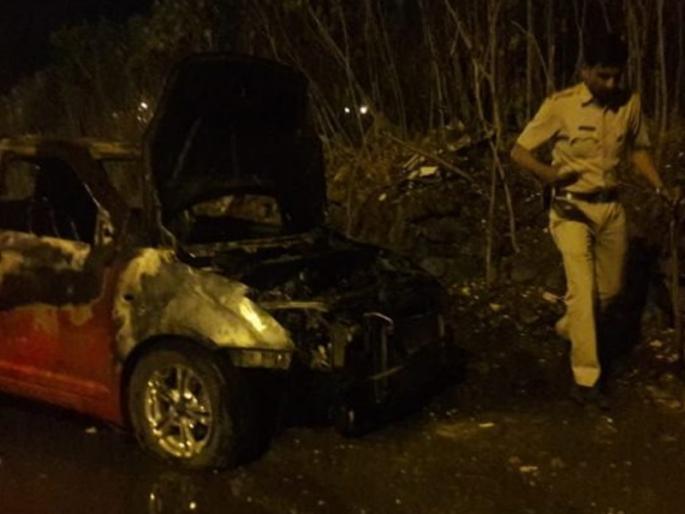 Chanchalila fire in Kalyan's bull market | कल्याण येथील बैलबाजारनजीक चारचाकीला आग Chanchalila fire in Kalyan's bull market | कल्याण येथील बैलबाजारनजीक चारचाकीला आग