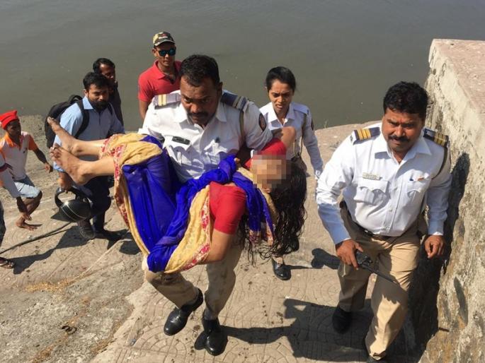 The woman tried to commit suicide by jumping over Vashi Khadi Peala | वाशी खाडीपुलावरून उडी मारून महिलेने केला आत्महत्येचा प्रयत्न The woman tried to commit suicide by jumping over Vashi Khadi Peala | वाशी खाडीपुलावरून उडी मारून महिलेने केला आत्महत्येचा प्रयत्न