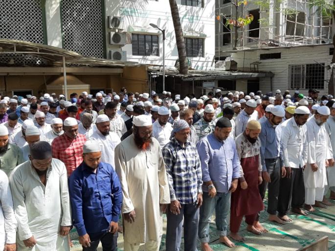 namaz for martyred in pulwama terror attack | पुलवामा हल्ल्यातील शहिदांसाठी मुस्लिम समाजाकडून 'दुवा'