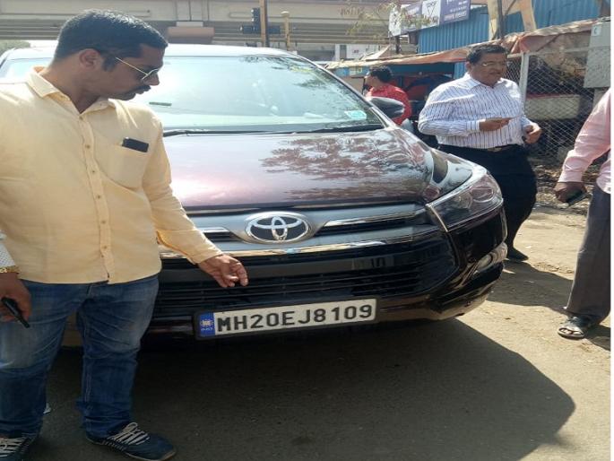 At Mondha Naka businessman's five lakhs stolen in five minutes | मोंढा नाक्यावर व्यापाऱ्याला थाप मारून पाच लाख पाच मिनिटात पळवले At Mondha Naka businessman's five lakhs stolen in five minutes | मोंढा नाक्यावर व्यापाऱ्याला थाप मारून पाच लाख पाच मिनिटात पळवले