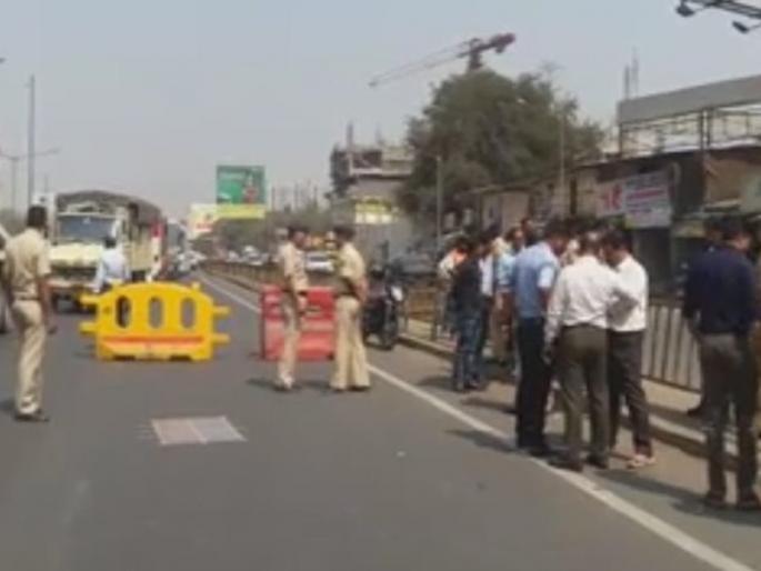 Explosion near Thakur mall in Kashimir; Citizens frightened | Video : काशिमिरात ठाकूर मॉलजवळ स्फोट; नागरिक भयभीत  Explosion near Thakur mall in Kashimir; Citizens frightened | Video : काशिमिरात ठाकूर मॉलजवळ स्फोट; नागरिक भयभीत
