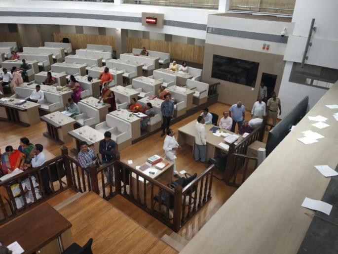 Shriek in pmc general meeting | पुणे मनपाच्या मुख्य सभेत आण्णाभाऊ साठे स्मारकावरून गदारोळ ; नगरसेवक एकमेकांना भिडले