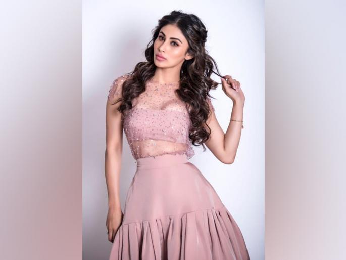 Mouni roy share screen with rajkumar roy in made in china | म्हणून मौनी रॉय घेतेय गरब्याचे प्रशिक्षण Mouni roy share screen with rajkumar roy in made in china | म्हणून मौनी रॉय घेतेय गरब्याचे प्रशिक्षण