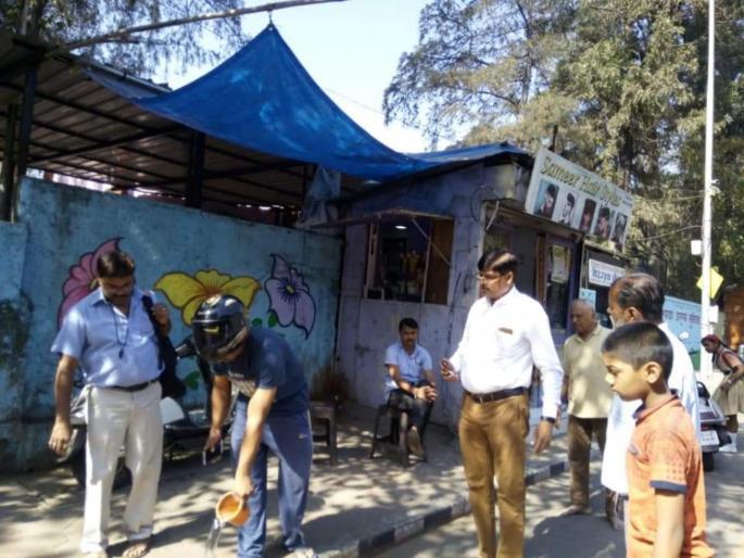 When the Deputy mayor of Pune ask to clean road who spit on road ... | जेव्हा पुण्याचे उपमहापाैर रस्त्यावर थुंकणाऱ्याकडून रस्ता साफ करुन घेतात... When the Deputy mayor of Pune ask to clean road who spit on road ... | जेव्हा पुण्याचे उपमहापाैर रस्त्यावर थुंकणाऱ्याकडून रस्ता साफ करुन घेतात...