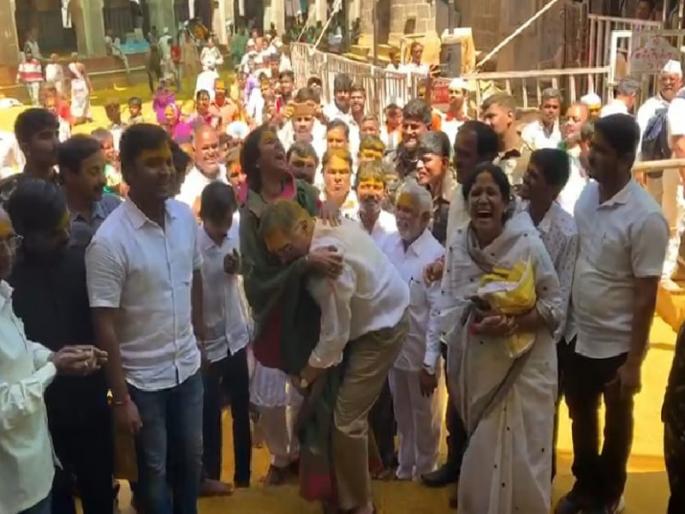 MP Supriya Sule's wedding anniversary celebration at Jejuri | असा साजरा झाला सुप्रिया सुळे यांचा लग्नाचा वाढदिवस ! MP Supriya Sule's wedding anniversary celebration at Jejuri | असा साजरा झाला सुप्रिया सुळे यांचा लग्नाचा वाढदिवस !