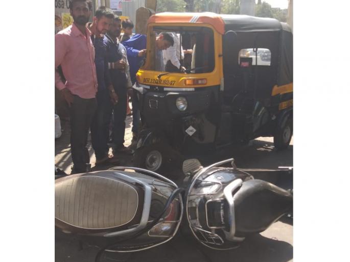 break fail pmp bus dash to vehicles standing on signal | ब्रेकफेल झालेल्या पीएमपीची वाहनांना धडक break fail pmp bus dash to vehicles standing on signal | ब्रेकफेल झालेल्या पीएमपीची वाहनांना धडक