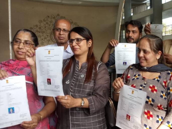 Sindhi who came to India from Pakistan finally got Indian citizenship | पाकिस्तानातून भारतात आलेल्या सिंधी बांधवांना अखेर मिळाले भारतीय नागरिकत्व Sindhi who came to India from Pakistan finally got Indian citizenship | पाकिस्तानातून भारतात आलेल्या सिंधी बांधवांना अखेर मिळाले भारतीय नागरिकत्व