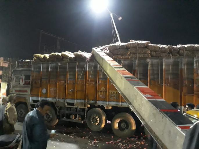 accident in shahir amar shekh chowk again | पुण्यातील शाहीर अमर शेख चाैकात पुन्हा अपघात accident in shahir amar shekh chowk again | पुण्यातील शाहीर अमर शेख चाैकात पुन्हा अपघात