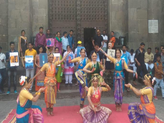 Bharatnatyam on the streets of Pune to deliver water saving message | पाणी बचतीचा संदेश देण्यासाठी पुण्याच्या नाक्यानाक्यावर भरतनाट्यम