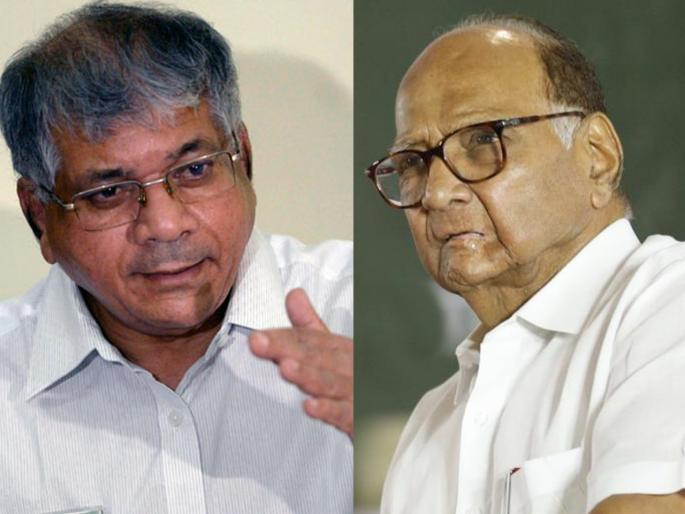 prakash ambedkar criticise on sharad pawar | पवारांनी माहिती दडवल्यानंच आज देशावर भीक मागायची वेळ- प्रकाश आंबेडकर