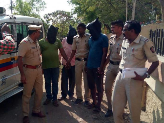 The police are the robbers; A shocking incident at Umarkhed | पोलिसच निघाले लुटारू; उमरखेड येथील धक्कादायक घटना  The police are the robbers; A shocking incident at Umarkhed | पोलिसच निघाले लुटारू; उमरखेड येथील धक्कादायक घटना