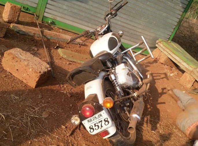 bike rider killed in an accident in Ratnagiri | रत्नागिरीमध्ये अपघातात बुलेटस्वार ठार bike rider killed in an accident in Ratnagiri | रत्नागिरीमध्ये अपघातात बुलेटस्वार ठार