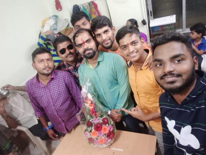 Banana seller near the lake, became PSI in Maharashtra second in interview | तलावाजवळ केळी विकणारा ज्ञानू बनला PSI, मुलाखतीमध्ये महाराष्ट्रात दुसरा Banana seller near the lake, became PSI in Maharashtra second in interview | तलावाजवळ केळी विकणारा ज्ञानू बनला PSI, मुलाखतीमध्ये महाराष्ट्रात दुसरा