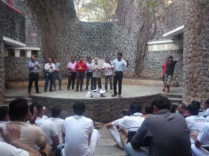 patient of muktangan burn their behavioural disorders in holi | मुक्तांगणच्या रुग्णांनी केली स्वतःतील स्वभाव दाेषांची हाेळी