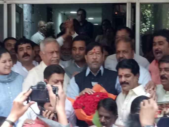Girish Bapat welcomed BJP's office | उमेदवारी जाहीर हाेताच गिरीश बापट यांचं भाजप कार्यलयात वाजत गाजत स्वागत Girish Bapat welcomed BJP's office | उमेदवारी जाहीर हाेताच गिरीश बापट यांचं भाजप कार्यलयात वाजत गाजत स्वागत