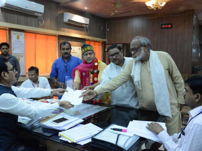 Lok Sabha Election 2019:15 nominations filed along with Patel-Ambedkar | Lok Sabha Election 2019 : पटेल -आंबेडकरांसह ९ उमेदवारांचे १५ अर्ज दाखल ! Lok Sabha Election 2019:15 nominations filed along with Patel-Ambedkar | Lok Sabha Election 2019 : पटेल -आंबेडकरांसह ९ उमेदवारांचे १५ अर्ज दाखल !