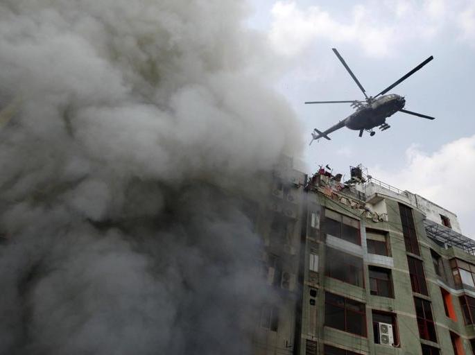 Bangladesh high-rise office building catches fire, 17 dead | बांगलादेशमध्ये उंच इमारतीला भीषण आग; 17 ठार, 70 जखमी Bangladesh high-rise office building catches fire, 17 dead | बांगलादेशमध्ये उंच इमारतीला भीषण आग; 17 ठार, 70 जखमी