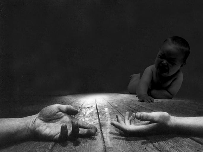 Shocking The night after the 4-year-old kid was with the dead body of mother and father | धक्कादायक ! 4 वर्षाच्या चिमुरड्याने मृत आई-वडीलांसोबत काढली रात्र Shocking The night after the 4-year-old kid was with the dead body of mother and father | धक्कादायक ! 4 वर्षाच्या चिमुरड्याने मृत आई-वडीलांसोबत काढली रात्र