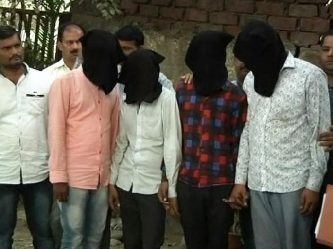 30 lakhs of cough syrup smuggled into a cloth | कपड्यात लपवून नशेसाठी ३० लाखांच्या कफ सिरपची तस्करी 30 lakhs of cough syrup smuggled into a cloth | कपड्यात लपवून नशेसाठी ३० लाखांच्या कफ सिरपची तस्करी