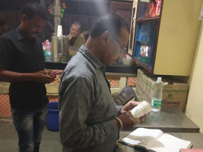 Election poster, banner, sticker remover campaign in railway | रेल्वेत निवडणूक पोस्टर, बॅनर, स्टिकर हटाओ मोहीम Election poster, banner, sticker remover campaign in railway | रेल्वेत निवडणूक पोस्टर, बॅनर, स्टिकर हटाओ मोहीम