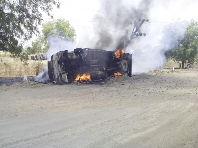 Fire broke out to cotton transport on truck | आग लागल्याने कापसासह ट्रक जळून खाक Fire broke out to cotton transport on truck | आग लागल्याने कापसासह ट्रक जळून खाक