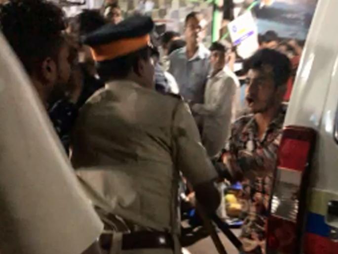 Video: Awesome hawkers; The cost of the police was carried out | Video : फेरीवाल्यांची अरेरावी; पोलिसांवर हात उगारणं पडलं महागात Video: Awesome hawkers; The cost of the police was carried out | Video : फेरीवाल्यांची अरेरावी; पोलिसांवर हात उगारणं पडलं महागात