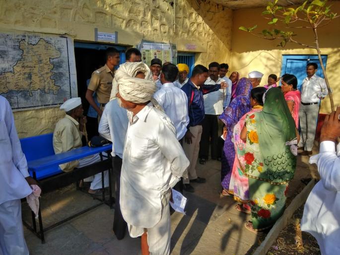 EWM failure across the state; Only 0.85 percent polling till 9 am | राज्यात 9 वाजेपर्यंत एक टक्काही मतदान नाही; ईव्हीएम बिघाडाचा फटका EWM failure across the state; Only 0.85 percent polling till 9 am | राज्यात 9 वाजेपर्यंत एक टक्काही मतदान नाही; ईव्हीएम बिघाडाचा फटका