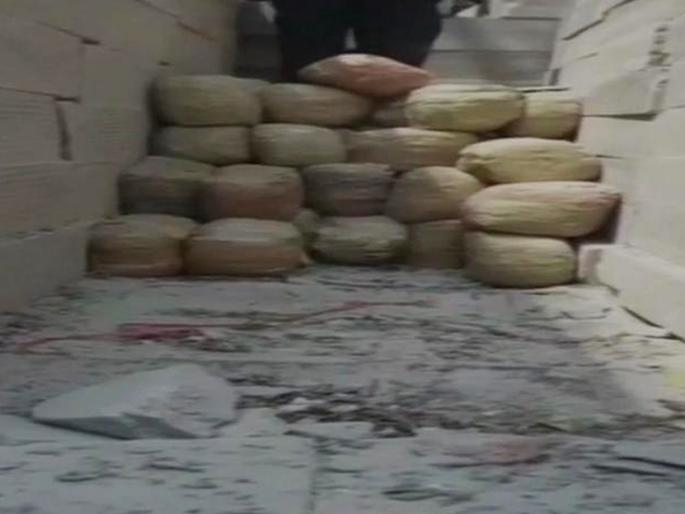 cannabis-worth-around-rs16-crore-seized-in-hyderabad-3-arrested | विजयवाडा - हैद्राबाद राष्ट्रीय महामार्गावर ११२१.५ किलो गांजा जप्त; ३ जण अटकेत  cannabis-worth-around-rs16-crore-seized-in-hyderabad-3-arrested | विजयवाडा - हैद्राबाद राष्ट्रीय महामार्गावर ११२१.५ किलो गांजा जप्त; ३ जण अटकेत
