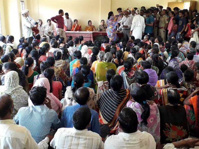 Mozarhi villagers take aggressive stand against water crisis in village. | पाणीप्रश्नावर मोझरी ग्रामपंचायतीत खडाजंगी,  ग्रामस्थांनी विचारला सरपंच, सचिवांना जाब