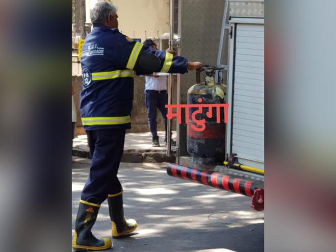 Fire at Matunga wedding hall | माटुंगा येथील लग्नाच्या हॉलमध्ये सिलेंडर गळती   Fire at Matunga wedding hall | माटुंगा येथील लग्नाच्या हॉलमध्ये सिलेंडर गळती