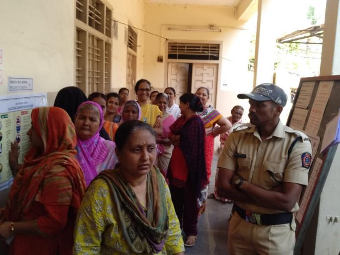 Voters' anger over EVMs; Due to the failures of EVM, they returned without voting | मतदारांचा ईव्हीएमवर संताप; बिघाडसत्रामुळे मतदान न करताच परतले Voters' anger over EVMs; Due to the failures of EVM, they returned without voting | मतदारांचा ईव्हीएमवर संताप; बिघाडसत्रामुळे मतदान न करताच परतले