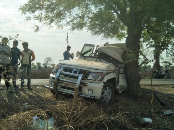Water Accidental Accidents in Water Foundation; Two injured | पाणी फाऊंडेशनच्या वाहनाला अपघात; दोन जखमी Water Accidental Accidents in Water Foundation; Two injured | पाणी फाऊंडेशनच्या वाहनाला अपघात; दोन जखमी