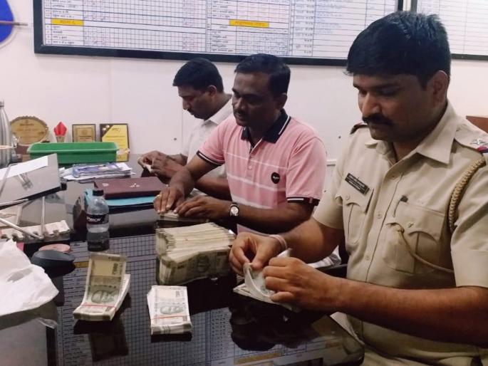 9 lakhs of cash seized in Panvel on the backdrop of Lok Sabha elections | लोकसभा निवडणुकीच्या पार्श्वभूमीवर पनवेलमध्ये 9 लाखाची रोकड जप्त  9 lakhs of cash seized in Panvel on the backdrop of Lok Sabha elections | लोकसभा निवडणुकीच्या पार्श्वभूमीवर पनवेलमध्ये 9 लाखाची रोकड जप्त