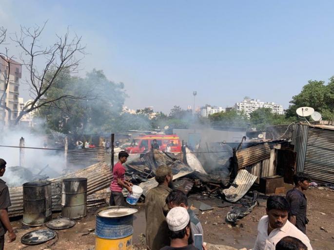 Fire near Katraj's D-Mart: Three houses burnt | कात्रजच्या डी-मार्ट जवळ आग : तीन झोपड्या जळून खाक  Fire near Katraj's D-Mart: Three houses burnt | कात्रजच्या डी-मार्ट जवळ आग : तीन झोपड्या जळून खाक