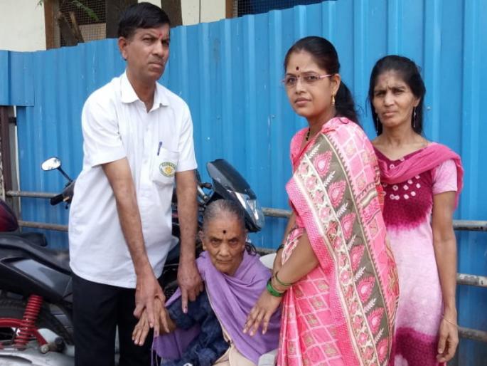 besides she met with an accident week before she came to cast her vote | आठवड्यापूर्वी रिक्षा उलटून अपघात झालेला असताना त्या आल्या मतदानाला besides she met with an accident week before she came to cast her vote | आठवड्यापूर्वी रिक्षा उलटून अपघात झालेला असताना त्या आल्या मतदानाला