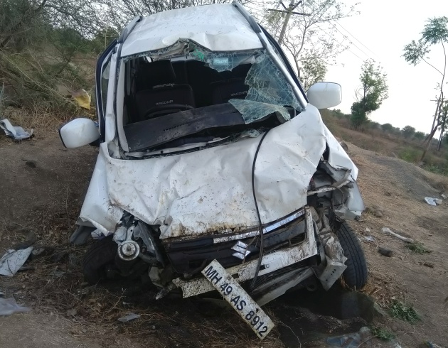 Two seriously injured in a car accident | कार उलटल्याने दोन गंभीर जखमी