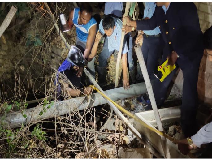 he step into well to save the puppy and... | कुत्र्याच्या पिल्लाला वाचवायला ते विहीरीत उतरले अन... he step into well to save the puppy and... | कुत्र्याच्या पिल्लाला वाचवायला ते विहीरीत उतरले अन...