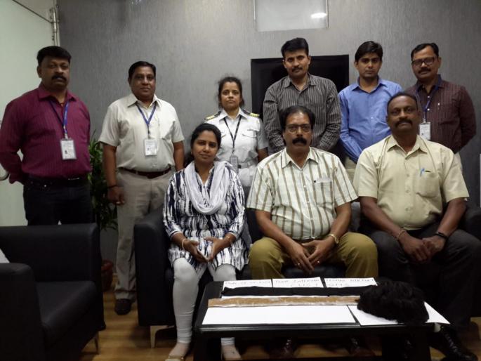 passenger hide gold in belt around his head wig | डाेक्यावरच्या विगमध्ये लपवले साेने ; कस्टमच्या अधिकाऱ्यांनी घेतले ताब्यात