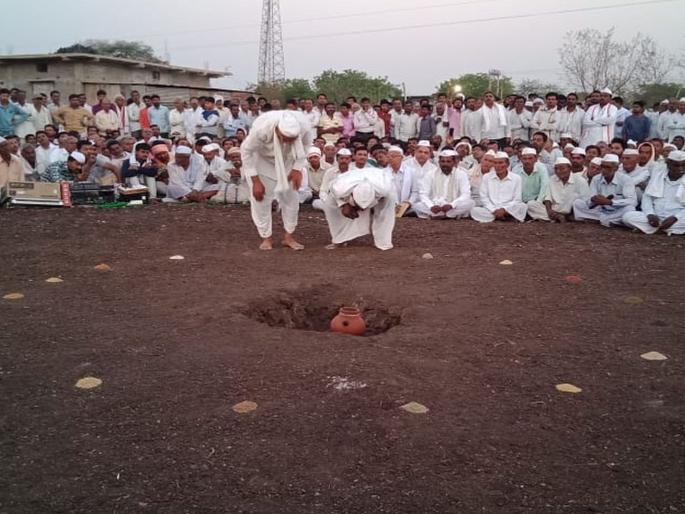 A stable government in the country, the king will continue, Bhendwal's prophecy | देशात स्थिर सरकार येणार अन् राजा कायम राहणार; भेंडवळ घटमांडणीचं भाकित A stable government in the country, the king will continue, Bhendwal's prophecy | देशात स्थिर सरकार येणार अन् राजा कायम राहणार; भेंडवळ घटमांडणीचं भाकित