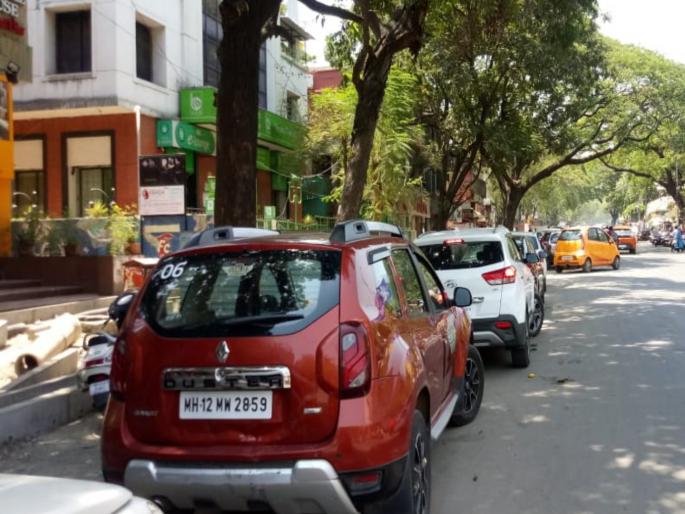 unauthorized parking at fargussion road ; obstacle to traffic | फर्ग्युसन रस्त्यावर अनधिकृत पार्किंग ; वाहतूकीला हाेताेय अडथळा unauthorized parking at fargussion road ; obstacle to traffic | फर्ग्युसन रस्त्यावर अनधिकृत पार्किंग ; वाहतूकीला हाेताेय अडथळा